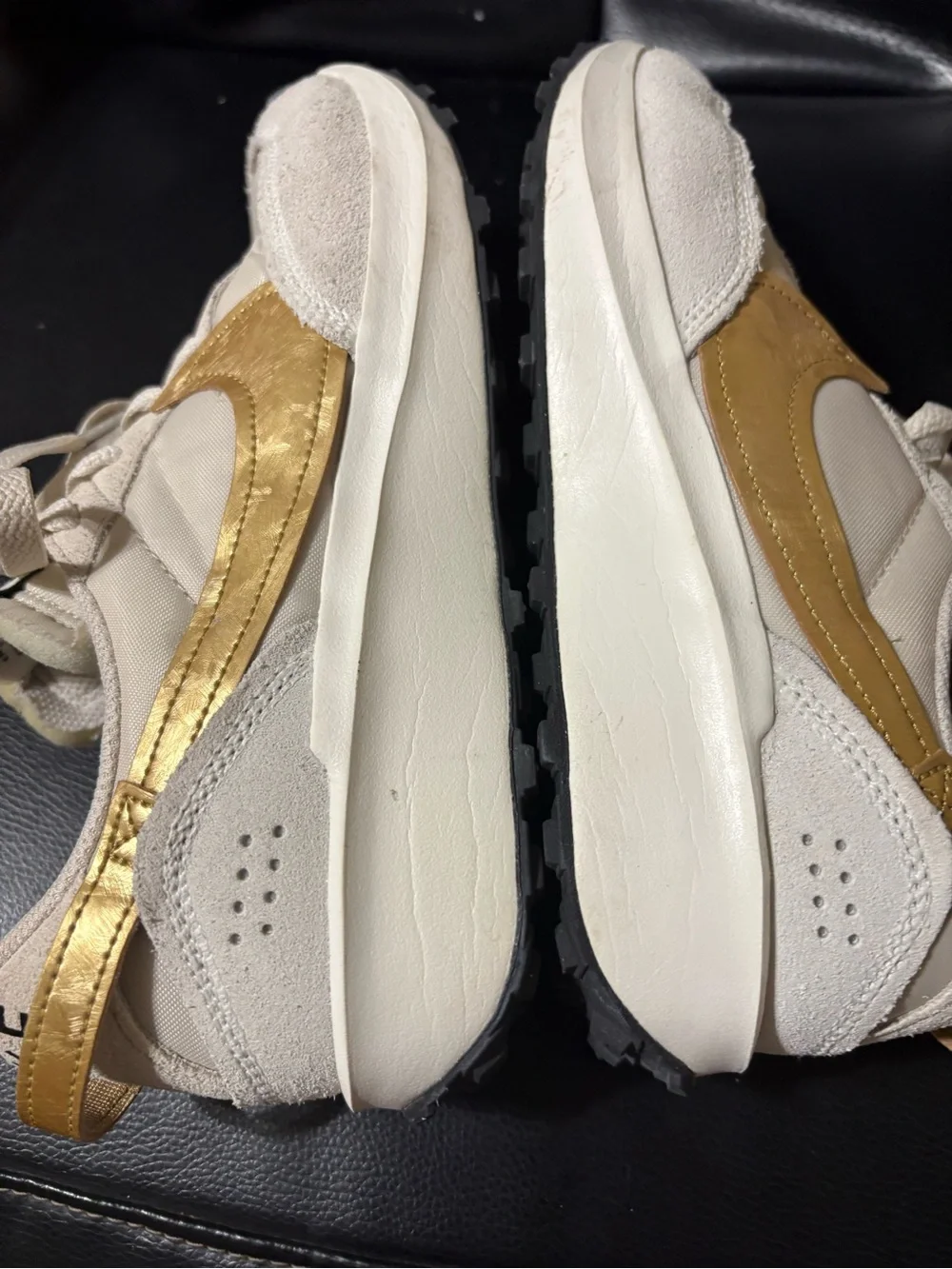 Nike 1972 Women's Cream Sneakers with Gold Swoosh size: 8